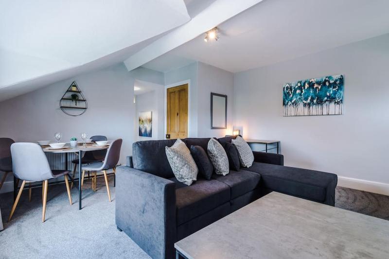 2-Bed Victorian Oasis in Chester - image 4