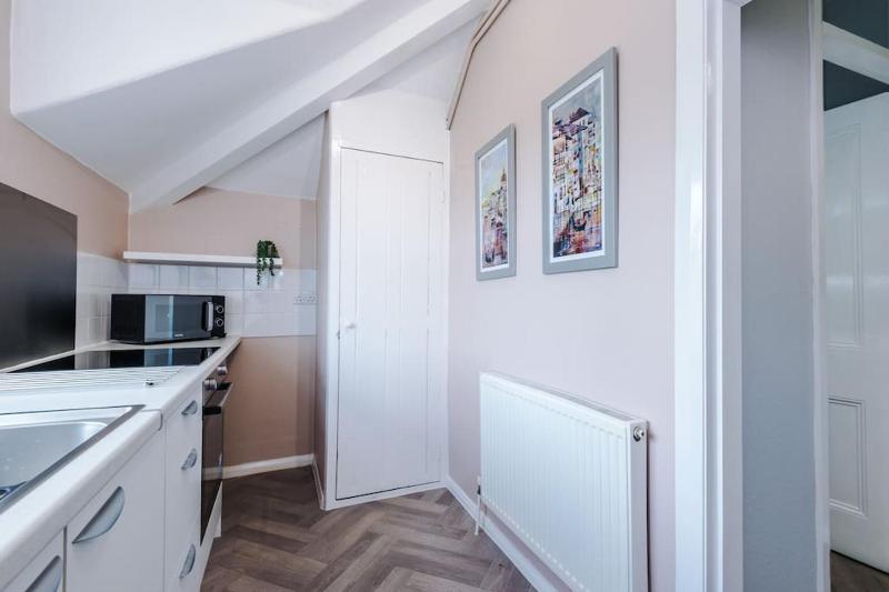 2-Bed Victorian Oasis in Chester - image 7