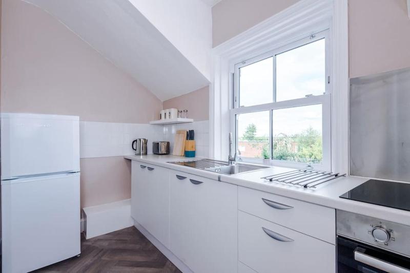 2-Bed Victorian Oasis in Chester - image 11