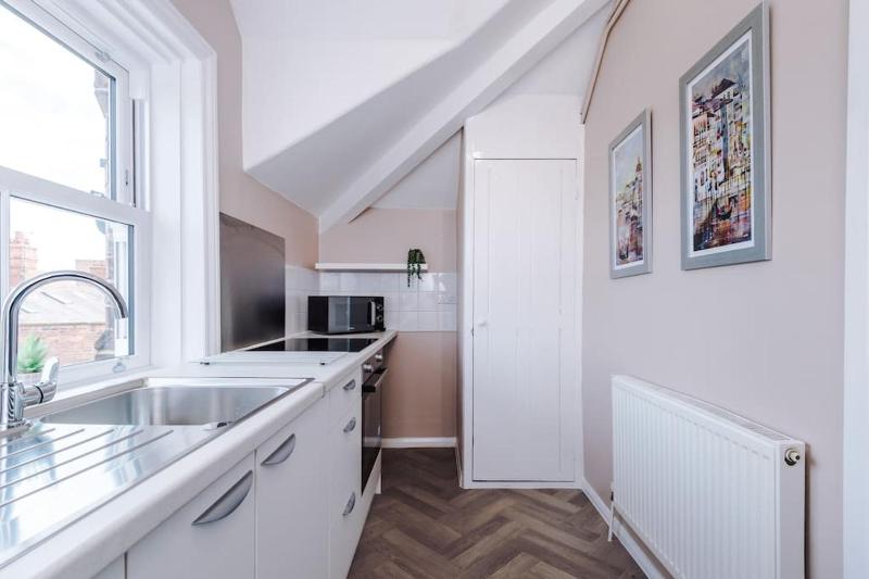 2-Bed Victorian Oasis in Chester - image 9