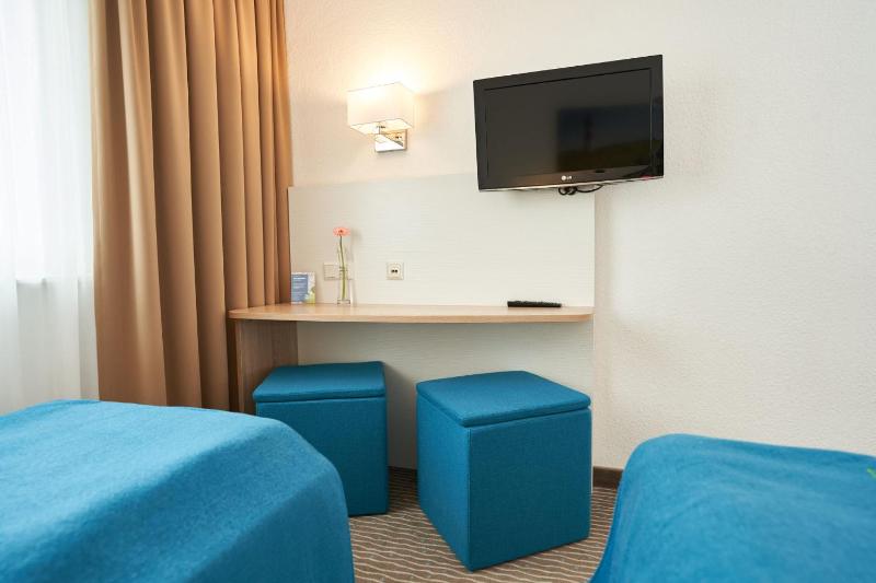 Family Room (2 Adults + 1 Child) image 4