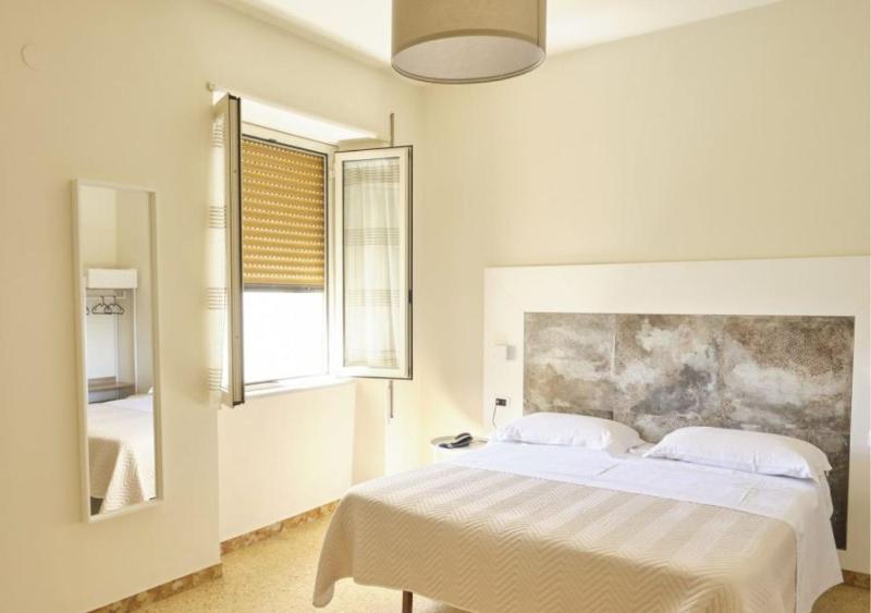 Double Room image 3
