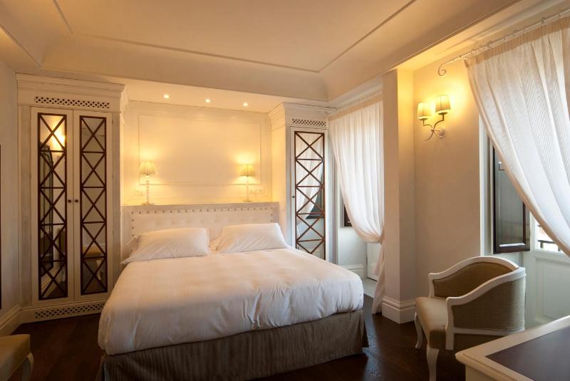 Classic Double Room image 4