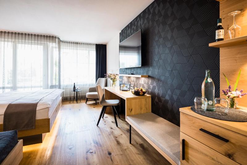 Deluxe Double Room with Balcony image 2