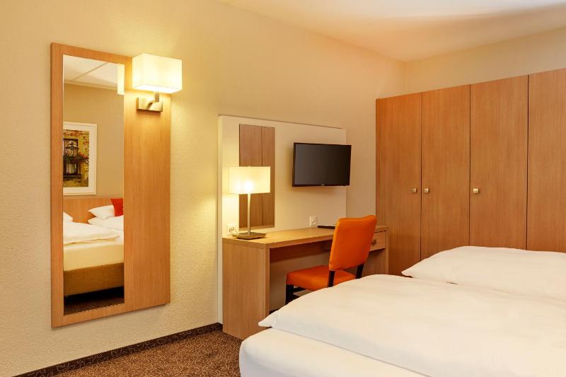 Standard Twin Room image 4