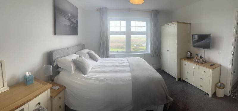 Premium Double Room image 3