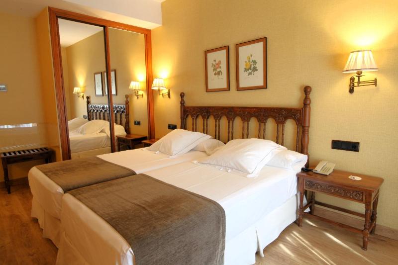 Double or Twin Room image 4