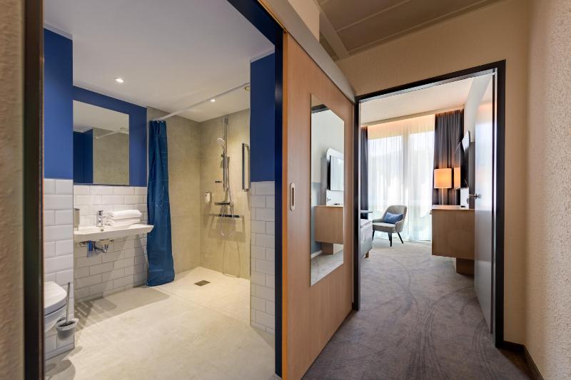 Comfort Accessible Room image 3