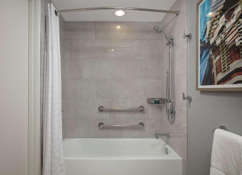 King Room with Bath Tub - Mobility Access image 3