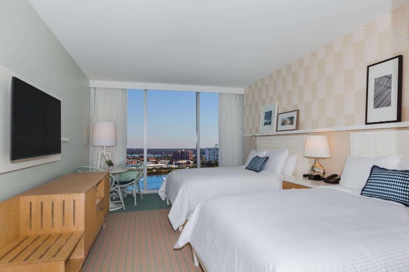 Deluxe Queen Room With Two Queen Beds - Intracoastal View image 4