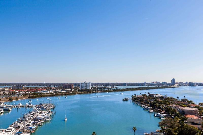 Deluxe Queen Room With Two Queen Beds - Intracoastal View image 3