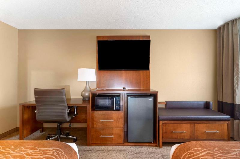 Standard Queen Room with Two Queen Beds - Non-Smoking image 2