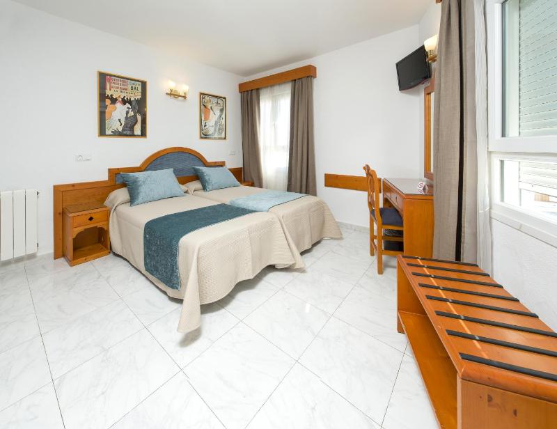 Double Room image 3