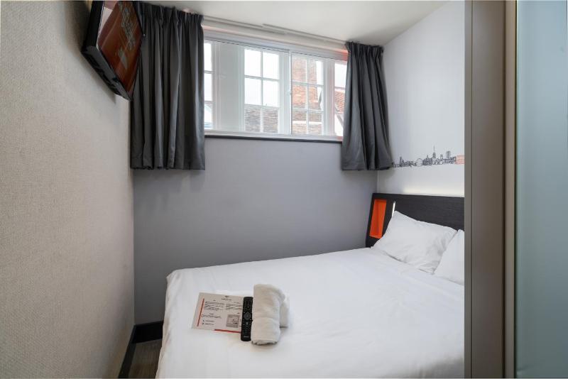 Double Room with Window image 3