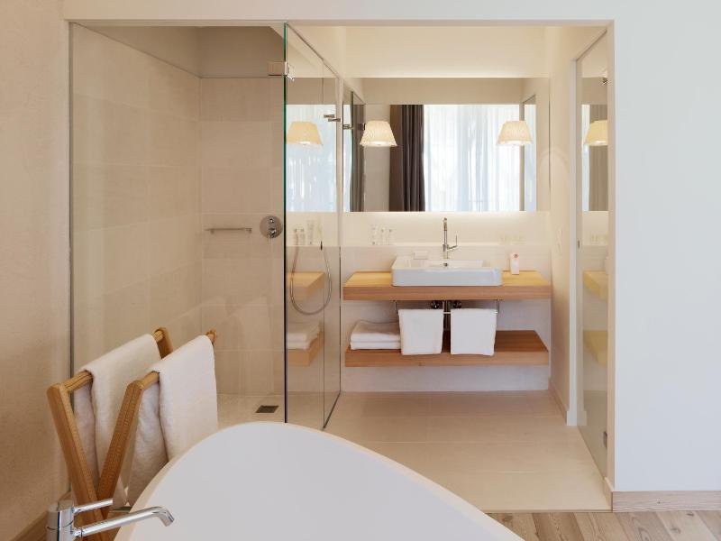 Comfort Three-Bedroom Apartment with Balcony image 3