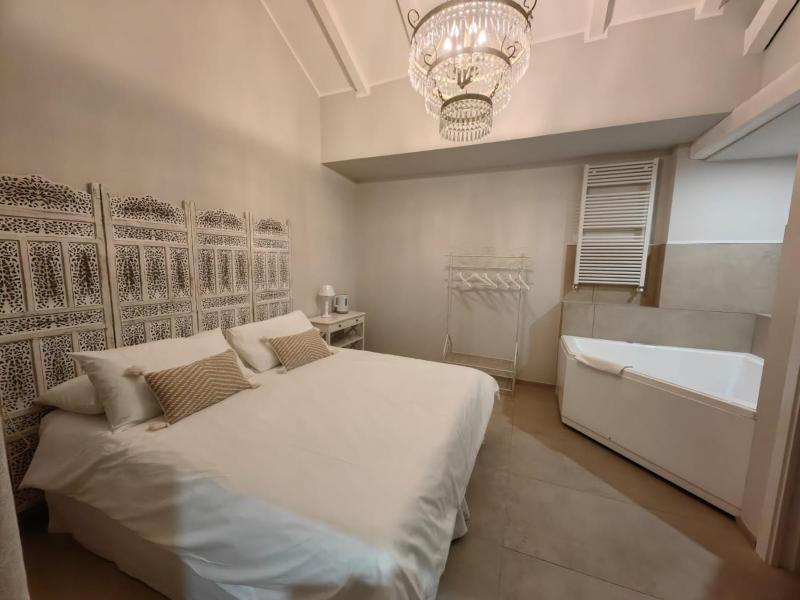 Queen Room with Spa Bath image 1