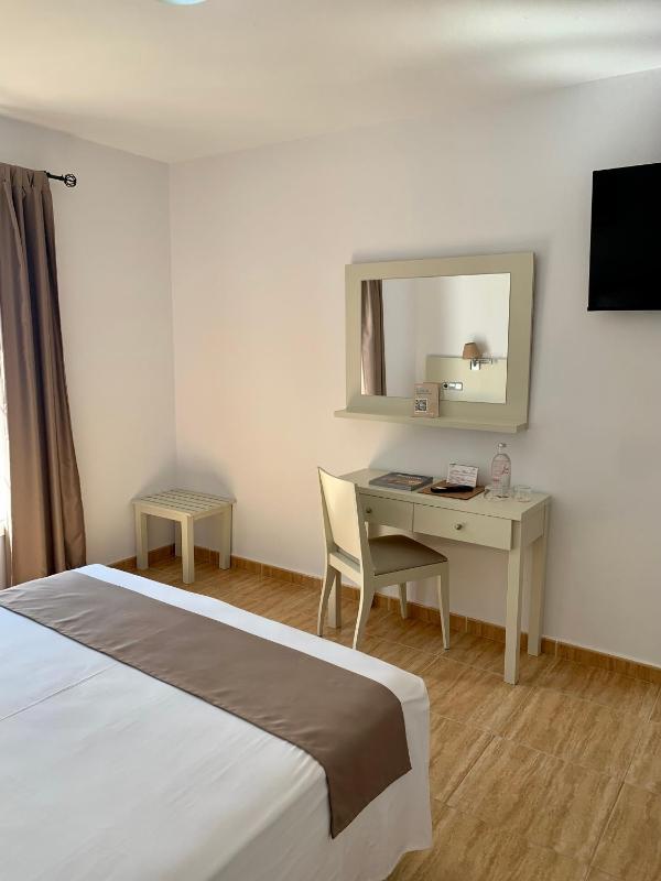 Standard Double or Twin Room image 4