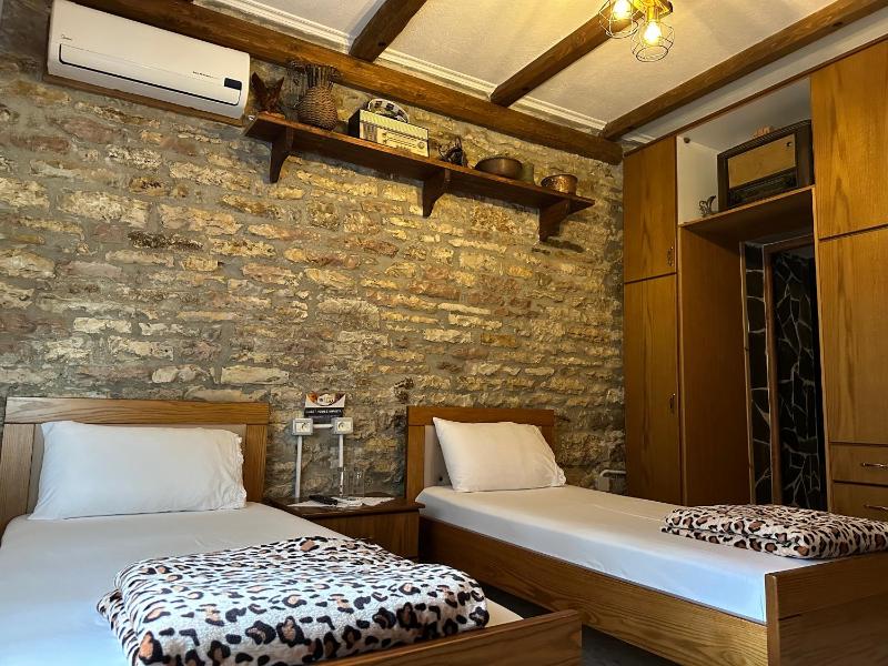 Twin Room image 1