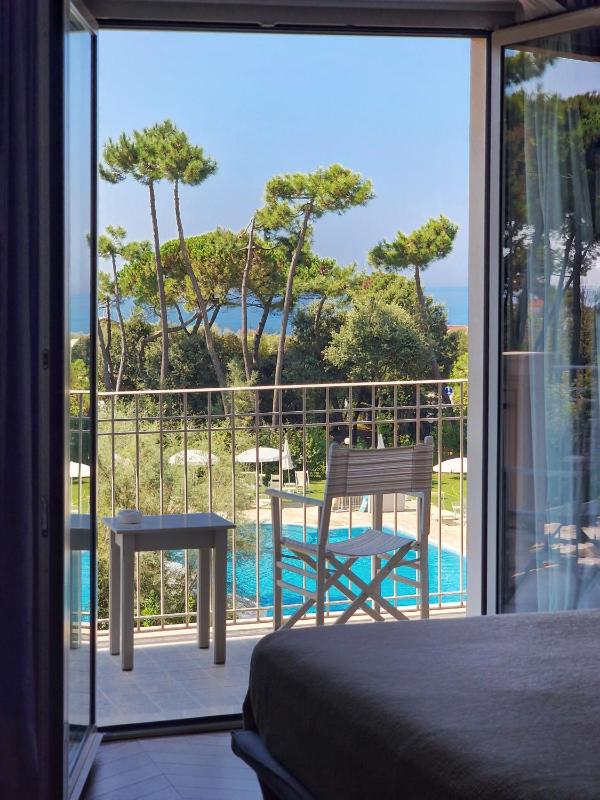 Triple Room with Sea View image 3