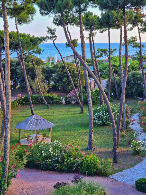 Double Room with Balcony and Sea View image 4