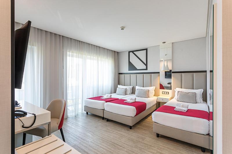 Superior Triple Room image 3