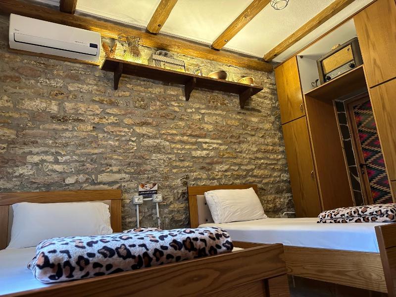 Twin Room image 4