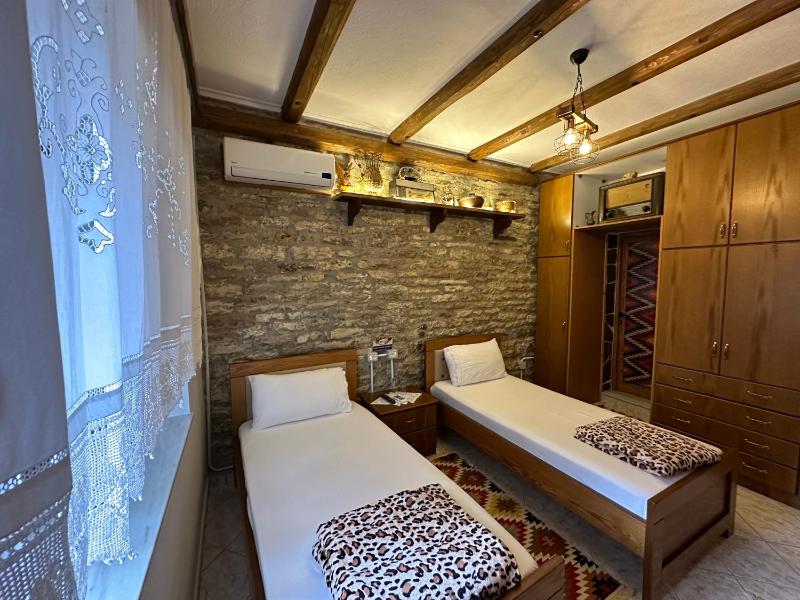 Twin Room image 3