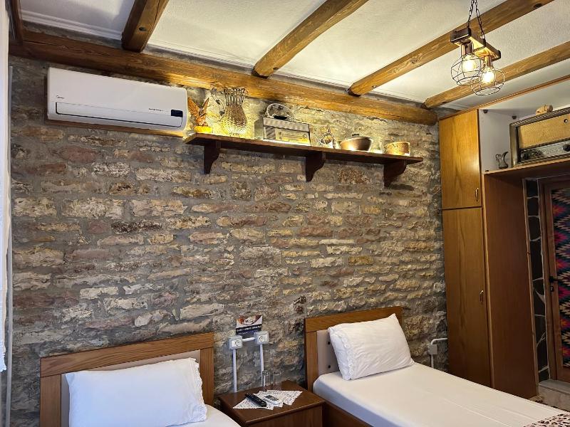 Twin Room image 2