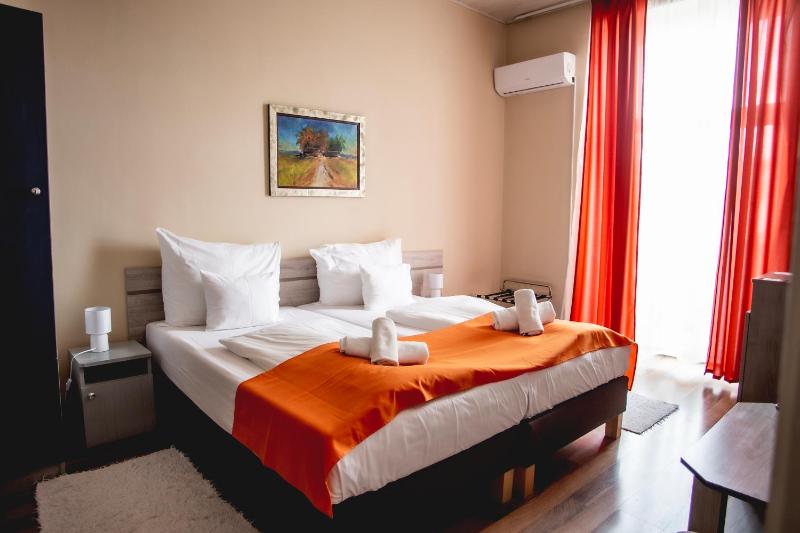 Deluxe Double or Twin Room image 4