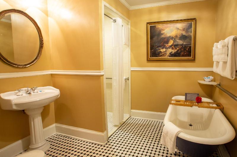 George Whitfield - Classic Queen Room image 3
