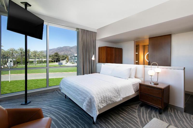 Deluxe, Guest room, 1 King, Sofa bed image 4