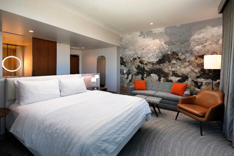 Deluxe, Guest room, 1 King, Sofa bed image 3