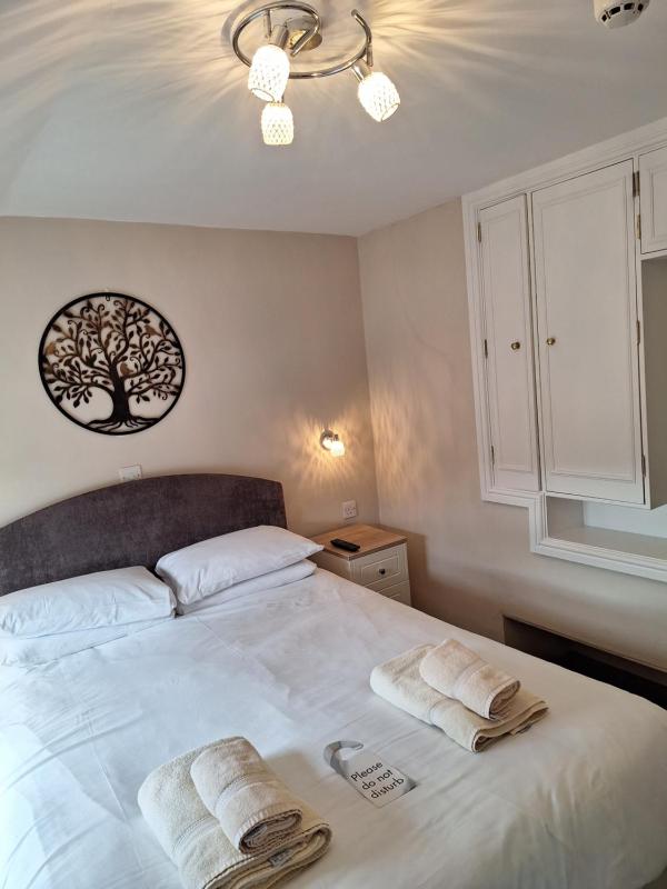 Small Double Room image 4