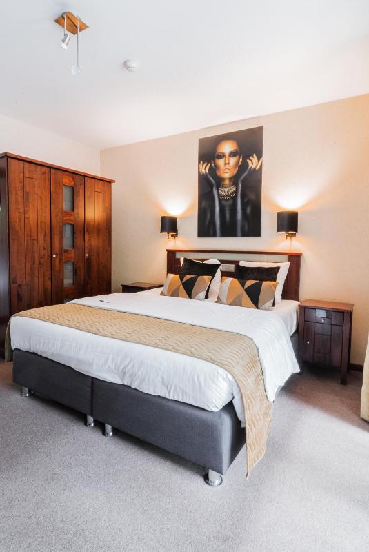 Comfort Queen Room with Balcony image 2