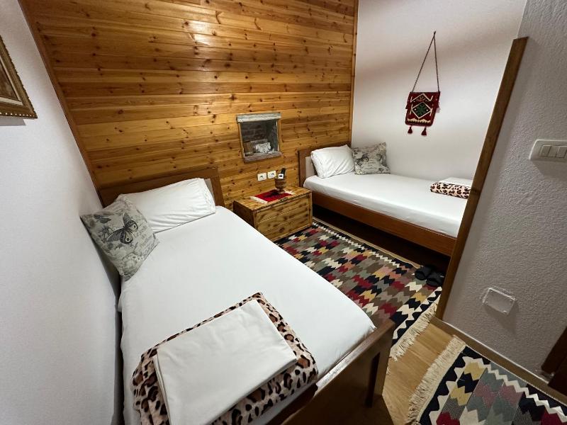 Twin Room with Mountain View image 4