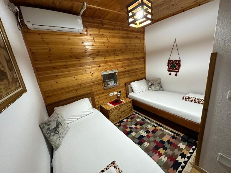 Twin Room with Mountain View image 3