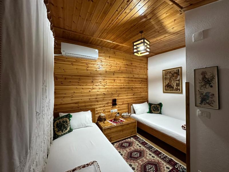 Twin Room with Garden View image 4