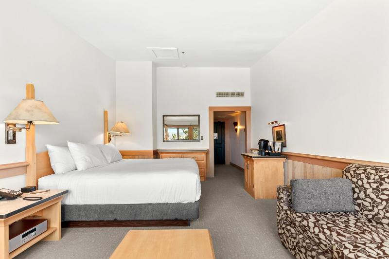 Two Queens - Main Lodge with Mountain image 4
