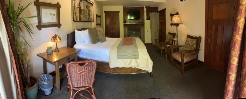 Deluxe King Room image 3