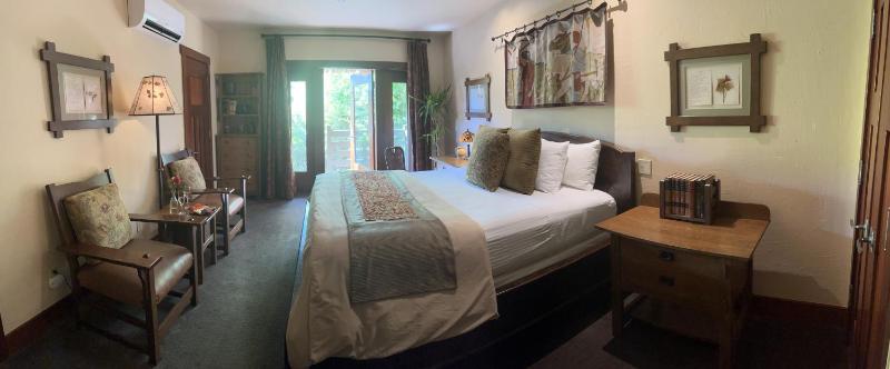 Deluxe King Room image 2