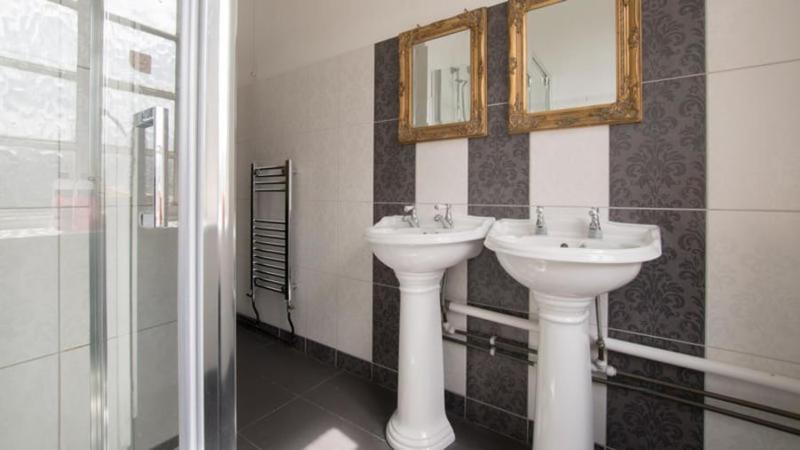 Standard Twin Room image 4