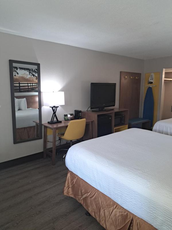 Double Room with Two Double Beds - Smoking image 4