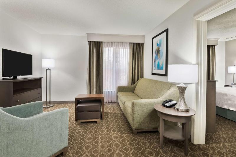 Two Bedroom Suite with One King and Two Queen Beds - Non-Smoking image 3