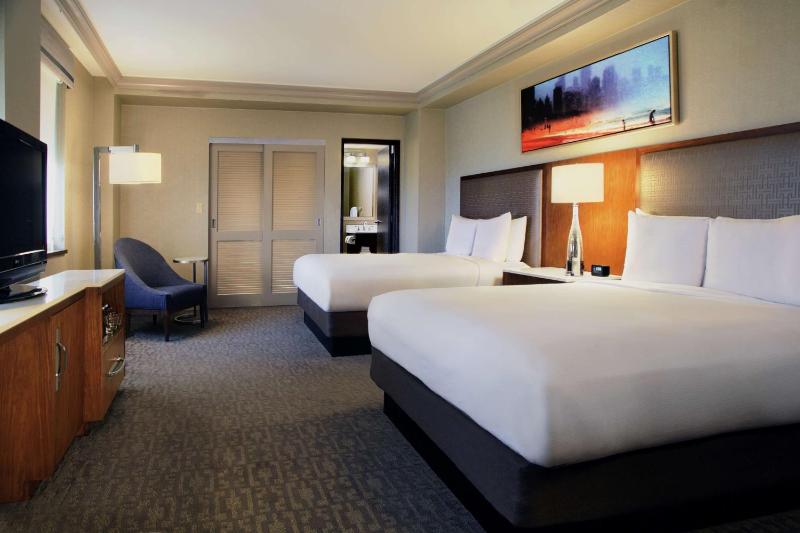 Double Room with Two Double Beds and Two Bathrooms image 3