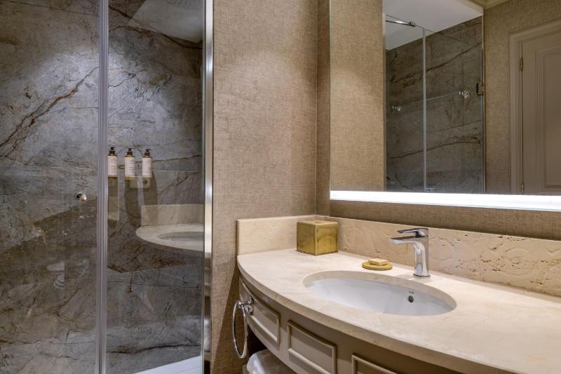 Deluxe Guest room, 1 King, Terrace image 2