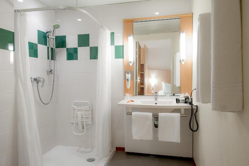 Standard Double Room image 3