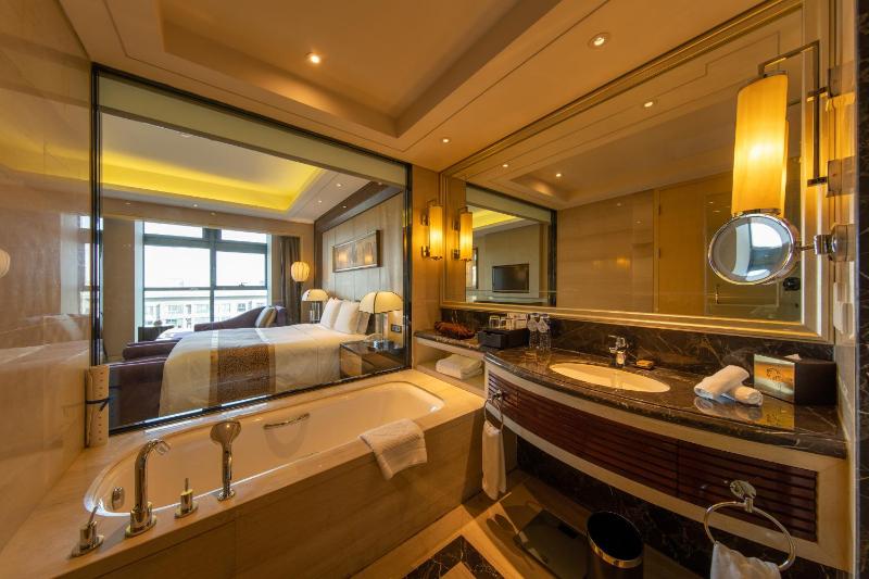 Deluxe King Room image 1