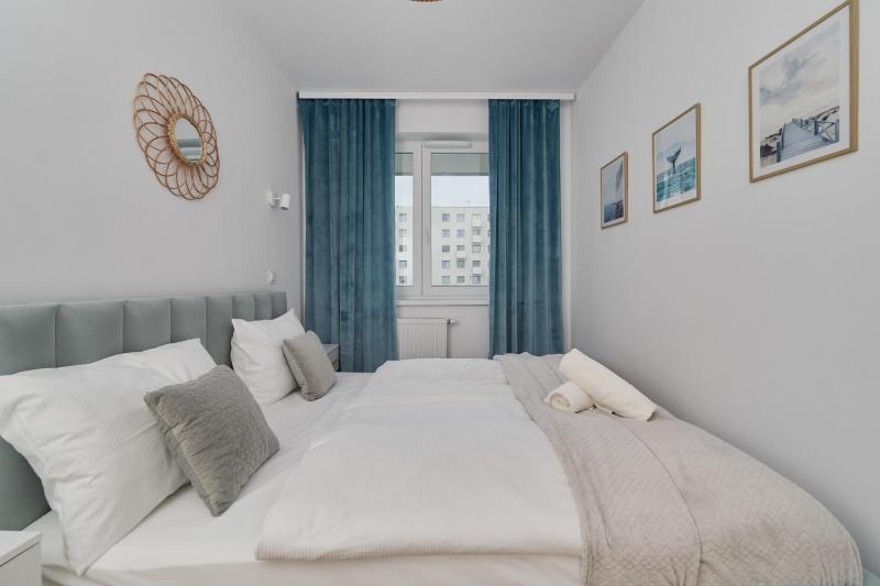 Blue Sky Apartment with Parking & Balcony by Noclegi Renters - image 9