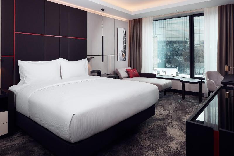 Deluxe King Room image 3
