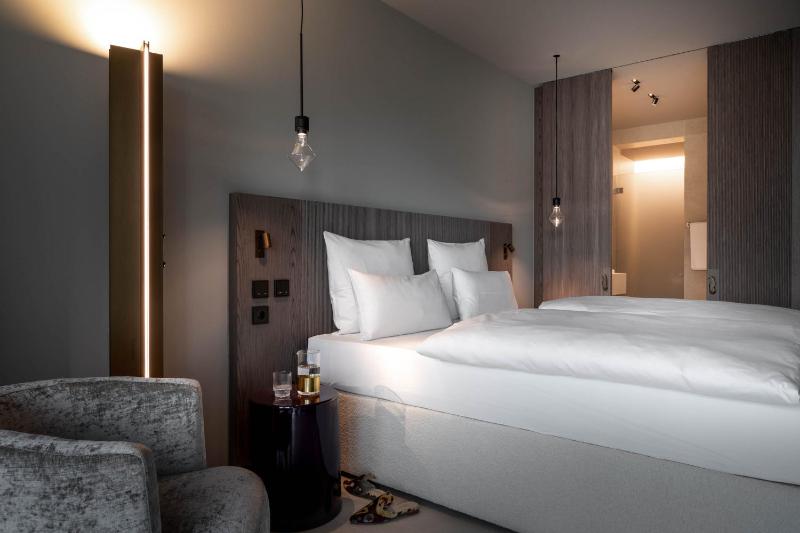 Comfort Room with Urban view image 1